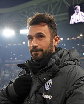 Mirko Vucinic, negli ultimi giorni al centro del mercato, fa lo spettatore. Ansa